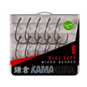  Korda Kamakura Wide Gape Das Kamakura-Schärfverfahren erzeugt eine Hakenspitze, die einem handgeschliffenen Haken in nichts nachsteht, ohne dass Sie sich die Mühe machen müssen, den Haken selbst zu schärfen. Der Korda Kamakura-Wide-Gape ist eine Version dieses klassischen Hakens, aber mit einer viel schärferen, feineren Spitze - es ist wahrscheinlich, dass Sie den Haken nach jedem Fisch, den Sie fangen, wechseln müssen, da die Spitzen so empfindlich sind. Er hat eine leicht nach innen gedrehte Öse, einen kurzen Schaft, eine stark geschmiedete Biegung und eine schnabelartige Spitze. Die Spitzen sind durch einen Wachsklecks geschützt, der vor dem Gebrauch sorgfältig entfernt werden muss, und die Haken werden in einer Box geliefert, die jeden einzelnen Korda Haken sicher fixiert - Sie erhalten zehn Korda Haken in jeder Box. 