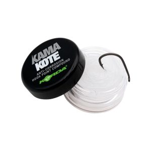 Korda KamaKote Anti-Corrosion Hook Point Compound ist eine Verbindung, die speziell entwickelt wurde, um die Korrosion von Hakenspitzen zu verhindern, insbesondere wenn diese geschärft worden sind. Sobald Sie die äußere metallische Beschichtung einer Hakenspitze entfernen - durch Schärfen oder durch Entfernen des Schutzwachses, das wir bei der Kamakura-Reihe verwenden - kann sie schnell matt werden oder zu korrodieren beginnen, da sie oxidiert oder den im Wasser vorkommenden Chemikalien ausgesetzt ist, wodurch die ultrascharfe Spitze verloren geht. Um dies zu verhindern, tauchen Sie Ihre Hakenspitze in Kama Kote, das sowohl geruchlos als auch transparent in Wasser ist und nicht auf Erdöl basiert (im Gegensatz zu Vaseline). Key features Zur Verwendung auf geschärften Haken Verhindert Korrosion und Anlaufen Geruchs- und farblos Mineralölfrei
