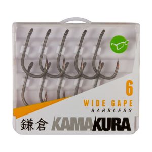 Das Kamakura-Schärfverfahren erzeugt eine Hakenspitze, die einem handgeschliffenen Haken in nichts nachsteht, ohne dass Sie sich die Mühe machen müssen, den Haken selbst zu schärfen. Der Korda Kamakura-Wide-Gape ist eine Version dieses klassischen Hakens, aber mit einer viel schärferen, feineren Spitze - es ist wahrscheinlich, dass Sie den Haken nach jedem Fisch, den Sie fangen, wechseln müssen, da die Spitzen so empfindlich sind. Er hat eine leicht nach innen gedrehte Öse, einen kurzen Schaft, eine stark geschmiedete Biegung und eine schnabelartige Spitze. Die Spitzen sind durch einen Wachsklecks geschützt, der vor dem Gebrauch sorgfältig entfernt werden muss, und die Haken werden in einer Box geliefert, die jeden einzelnen Haken sicher fixiert - Sie erhalten zehn Haken in jeder Box.