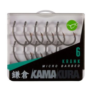 Korda Kamakura Krank Der Kamakura-Schärfprozess erzeugt eine Hakenspitze, die einem handgeschliffenen Haken in nichts nachsteht, ohne dass Sie sich die Mühe machen müssen, den Haken selbst zu schärfen. Der Kamakura-Krank hat eine einzigartige Form, mit einem sehr breiten Spalt, mit einem ziemlich kurzen, gebogenen Schaft in eine leicht nach innen gedrehte Öse - der nach innen gerichtete Effekt wird durch die Form des Schaftes und die Art und Weise, wie er sich zur Öse hin rundet, akzentuiert. Die leicht schnabelartige Hakenspitze ist gekröpft und diese Form hilft dem Haken, sich in den Fisch zu haken, sobald er den ersten Halt gefunden hat. Diese Haken sind sehr stark und verfügen über einen Mikro-Widerhaken, der das Eindringen nicht behindert, aber dafür sorgt, dass der Haken an Ort und Stelle bleibt, wenn er einmal drin ist. Eine Version ohne Widerhaken ist ebenfalls erhältlich. Der Krank kann mit einer Vielzahl von verschiedenen Rigs verwendet werden und ist selbst mit einem einfachen knotenlosen Knoten unglaublich effektiv. Er kann aber auch für kompliziertere Setups verwendet werden, wie z.B. für das Spinner-Rig, das Tom Dove bevorzugt. Die Hakenspitzen sind durch einen Wachsklecks geschützt, der vor dem Gebrauch vorsichtig entfernt werden muss. Sie werden in einer Box geliefert, die jeden einzelnen Haken sicher fixiert - Sie erhalten zehn Haken in jeder Box. Es gibt sie mit und ohne Widerhaken in den Größen 4, 6 und 8.