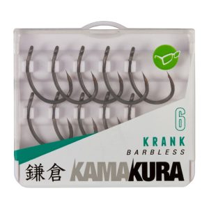 Der Kamakura-Schärfprozess erzeugt eine Hakenspitze, die einem handgeschliffenen Haken in nichts nachsteht, ohne dass Sie sich die Mühe machen müssen, den Haken selbst zu schärfen. Der Korda Kamakura-Krank hat eine einzigartige Form, mit einem sehr breiten Spalt, mit einem ziemlich kurzen, gebogenen Schaft in eine leicht nach innen gedrehte Öse - der nach innen gerichtete Effekt wird durch die Form des Schaftes und die Art und Weise, wie er sich zur Öse hin rundet, akzentuiert. Die leicht schnabelartige Hakenspitze ist gekröpft und diese Form hilft dem Haken, sich in den Fisch zu haken, sobald er den ersten Halt gefunden hat. Diese Haken sind sehr stark und verfügen über einen Mikro-Widerhaken, der das Eindringen nicht behindert, aber dafür sorgt, dass der Haken an Ort und Stelle bleibt, wenn er einmal drin ist. Eine Version ohne Widerhaken ist ebenfalls erhältlich. Der Krank kann mit einer Vielzahl von verschiedenen Rigs verwendet werden und ist selbst mit einem einfachen knotenlosen Knoten unglaublich effektiv. Er kann aber auch für kompliziertere Setups verwendet werden, wie z.B. für das Spinner-Rig, das Tom Dove bevorzugt. Die Hakenspitzen sind durch einen Wachsklecks geschützt, der vor dem Gebrauch vorsichtig entfernt werden muss. Sie werden in einer Box geliefert, die jeden einzelnen Korda Haken sicher fixiert - Sie erhalten zehn Haken in jeder Box. 