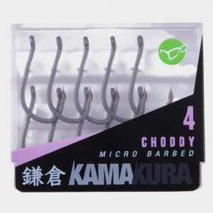 Korda Kamakura Choddy Der Kamakura-Schärfprozess erzeugt eine Hakenspitze, die einem handgeschliffenen Haken in nichts nachsteht, ohne dass Sie sich die Mühe machen müssen, den Haken selbst zu schärfen. Der Kamakura-Choddy-Haken wurde speziell für die Verwendung mit steifen Hook-Links und Rig-Präsentationen wie dem Chod-Rig oder dem Hinged-Stiff Rig entwickelt, kann aber auch mit anderen Pop-Up-Präsentationen verwendet werden. Er hat eine nach außen gedrehte Öse, um bei steifen Präsentationen einen kontinuierlichen Bogen vom Hook-Link zum Haken zu erzeugen. Der Rest seiner Form basiert auf dem ikonischen Wide-Gape-Muster, wenn er auch aus einem etwas dickeren Draht besteht. Dies ist ein unglaublich starker Haken mit einer leicht gekrümmten Hakenspitze. Der Widerhaken ist so groß, dass er das Eindringen nicht behindert, aber wenn er einmal drin ist, hilft er dem Haken, sicher an Ort und Stelle zu bleiben. Die Hakenspitzen sind durch einen Wachsklecks geschützt, der vor dem Gebrauch vorsichtig entfernt werden muss. Sie werden in einer Box geliefert, die jeden einzelnen Haken sicher an seinem Platz fixiert - Sie erhalten zehn Haken in jeder Box. Widerhaken und widerhakenlose Versionen sind in den Größen 4, 6 oder 8 erhältlich.